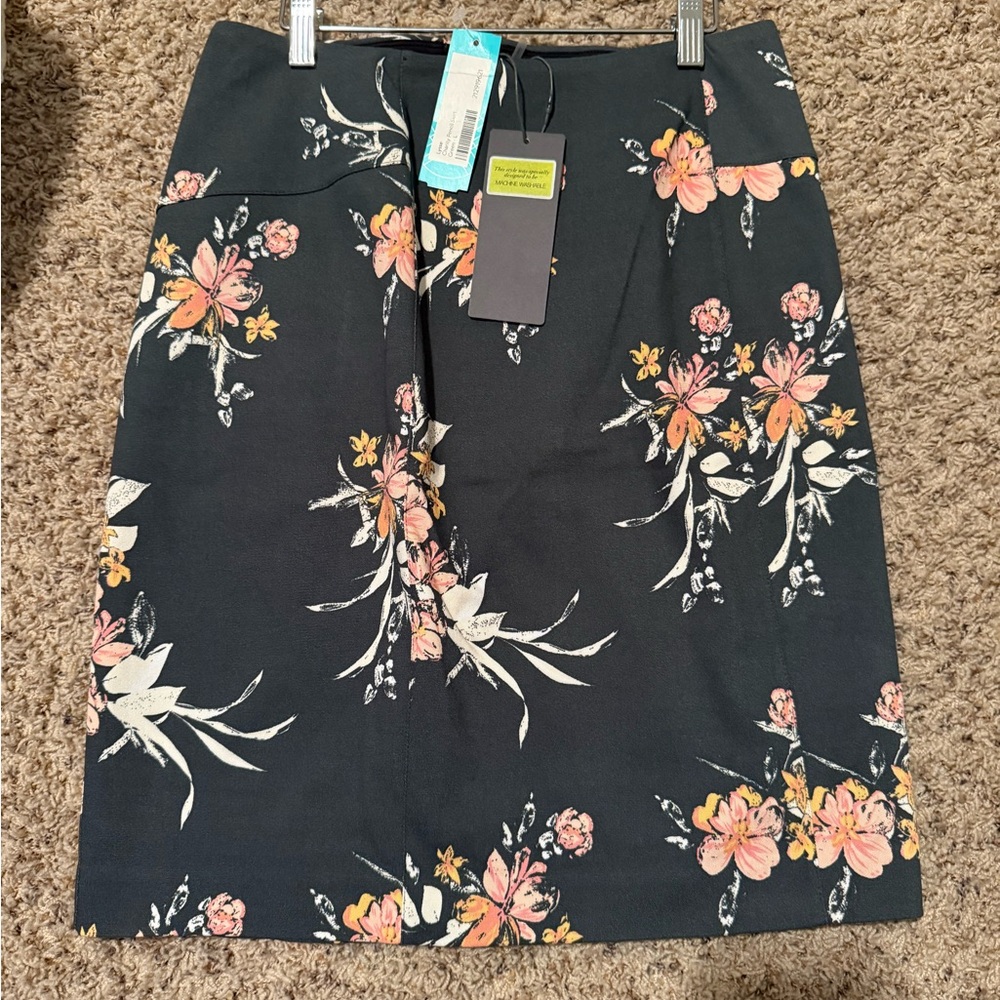 Lysse Charity Pencil Skirt Size L Sold by Stitch Fix Dark green with floral.NWT!